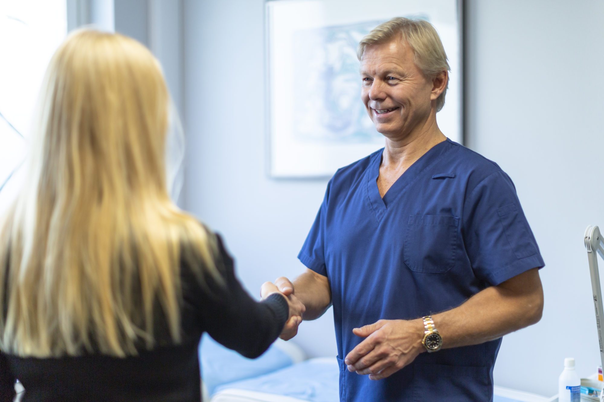 Plastikkirurg Morten H. Haug tar imot en pasient på Nimo klinikken i Drammen